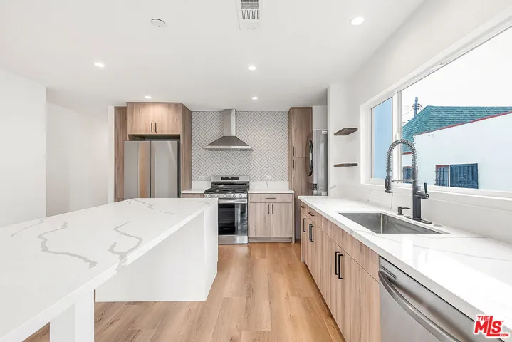 2034 S Palm Grove Avenue, Los Angeles, California 90016