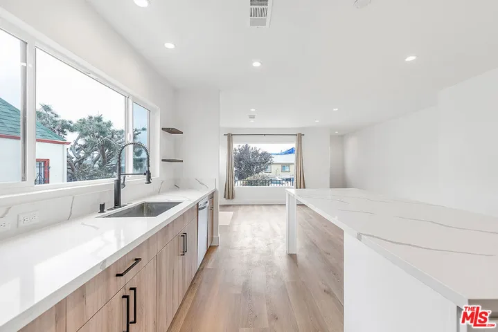 2034 S Palm Grove Avenue, Los Angeles, California 90016