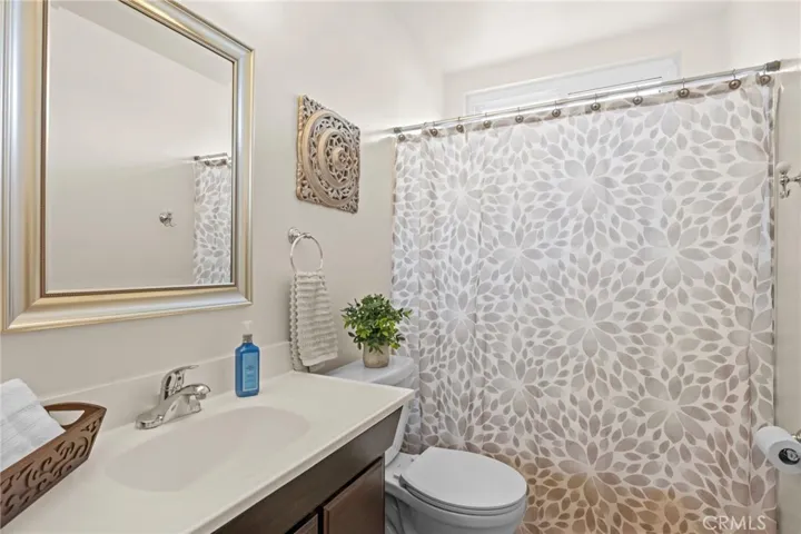 Upstairs Full Bathroom