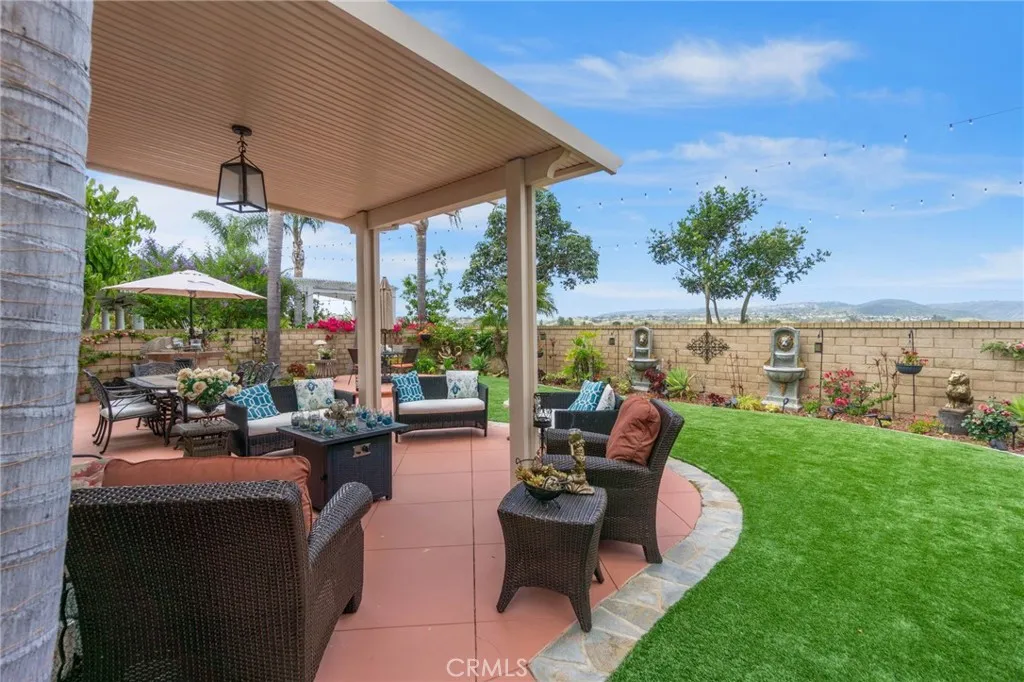 Expansive Yard Image 4
