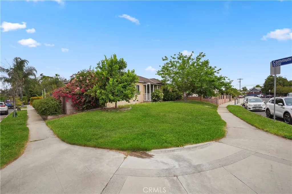 8331 Sharp Avenue, Sun Valley, California 91352, 3 Bedrooms Bedrooms, ,2 BathroomsBathrooms,Residential,For Sale,Sharp,SR25107524