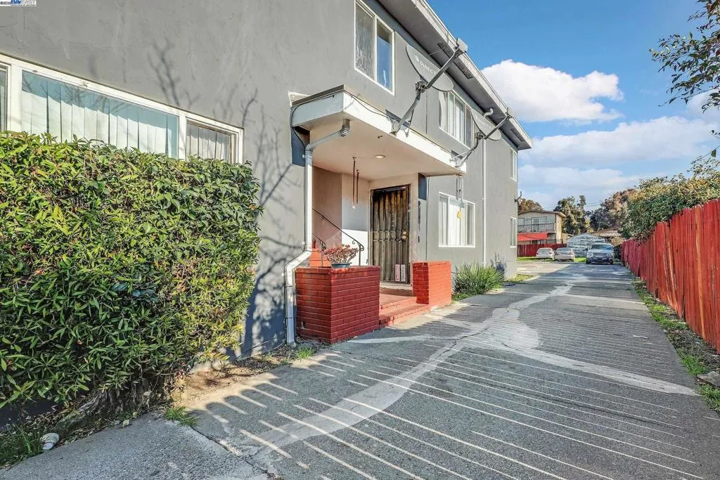 7448 Lockwood St, Oakland, California 94621 home-pic-3