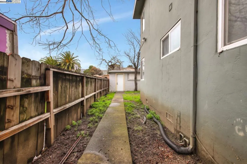 7448 Lockwood St, Oakland, California 94621 home-pic-30