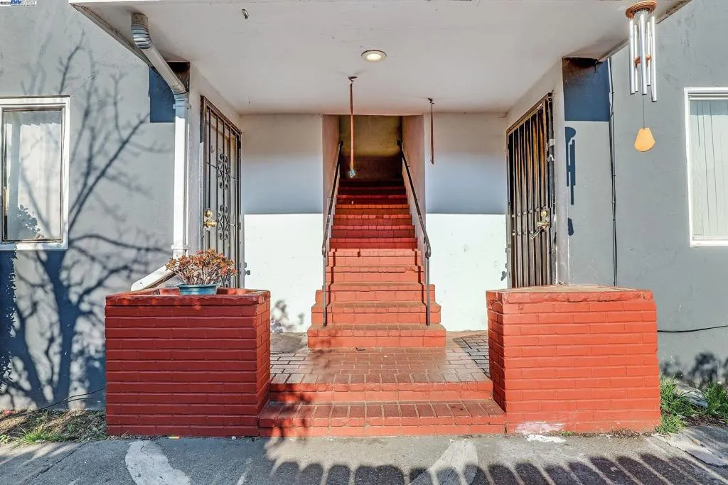 7448 Lockwood St, Oakland, California 94621 home-pic-4