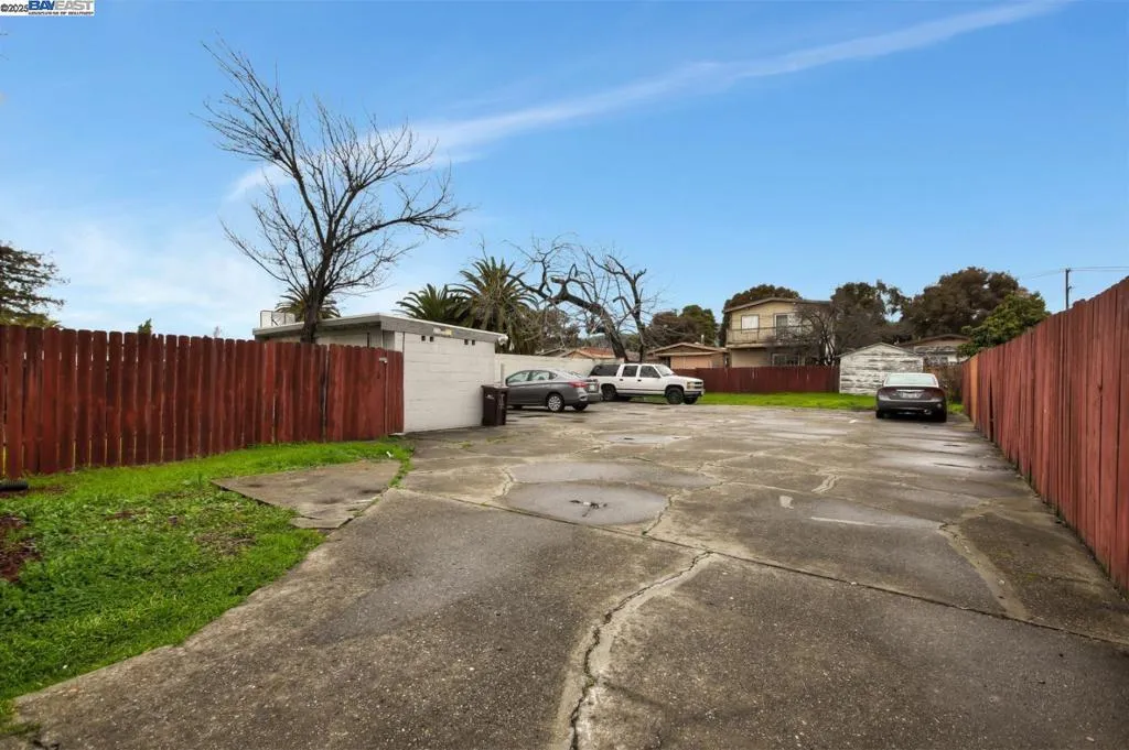 7448 Lockwood St, Oakland, California 94621 home-pic-32