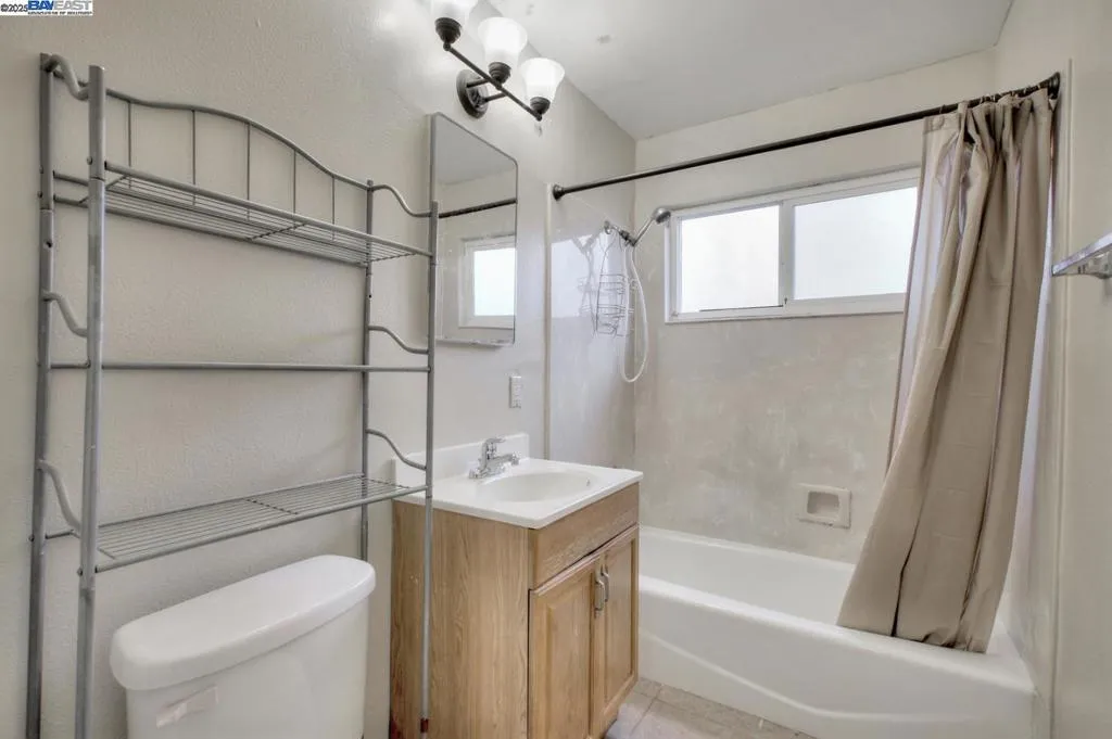 7448 Lockwood St, Oakland, California 94621 home-pic-26