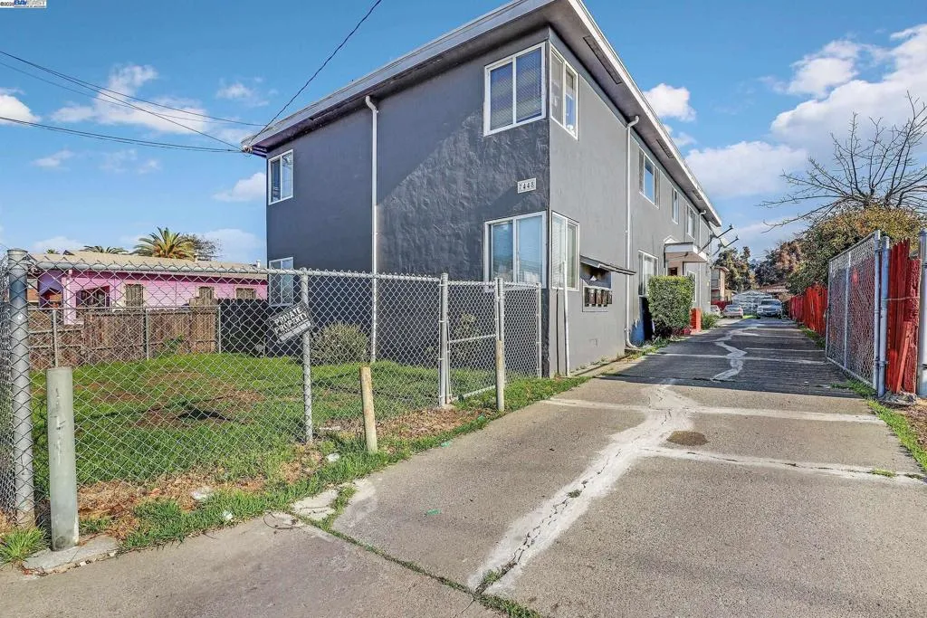 7448 Lockwood St, Oakland, California 94621 home-pic-1