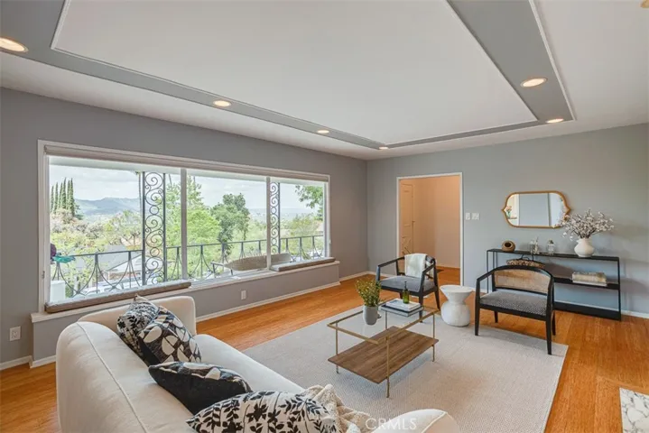 523 Meadows Dr., Glendale, California 91202