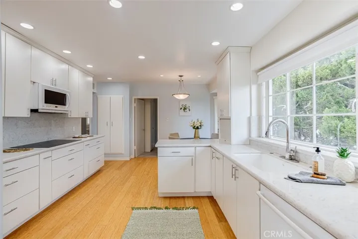 523 Meadows Dr., Glendale, California 91202