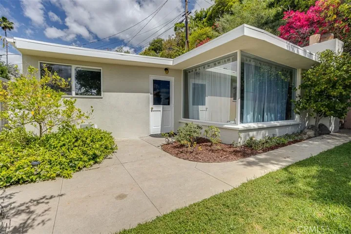 523 Meadows Dr., Glendale, California 91202