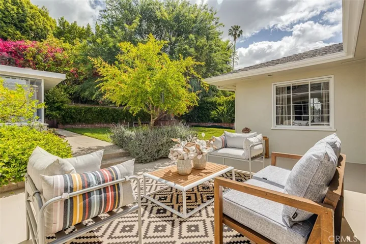 523 Meadows Dr., Glendale, California 91202