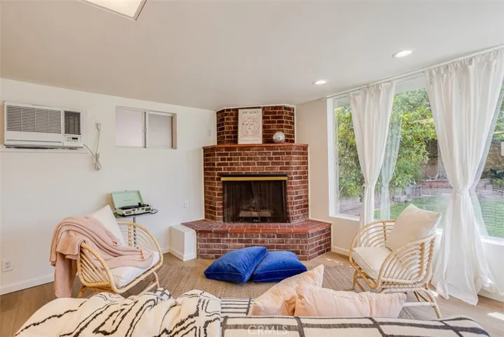 523 Meadows Dr., Glendale, California 91202