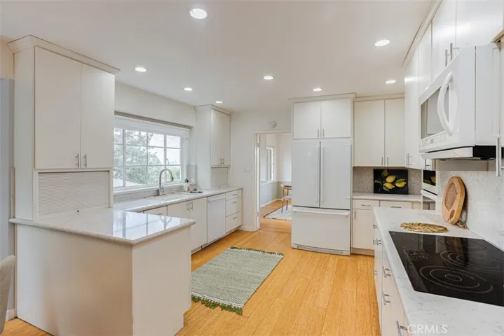 523 Meadows Dr., Glendale, California 91202