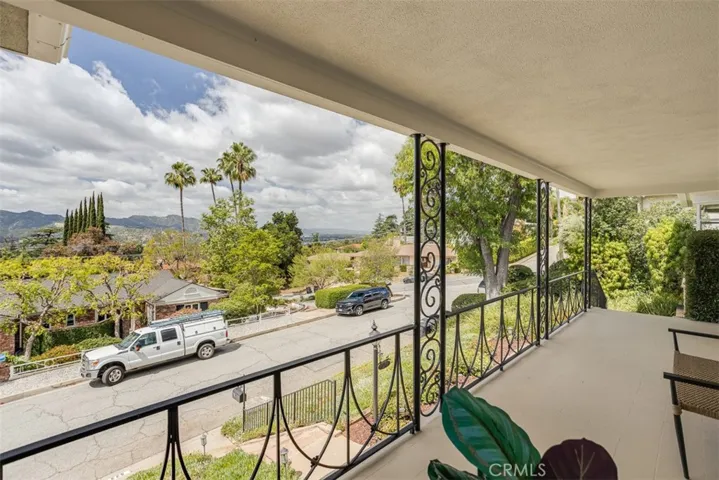 523 Meadows Dr., Glendale, California 91202