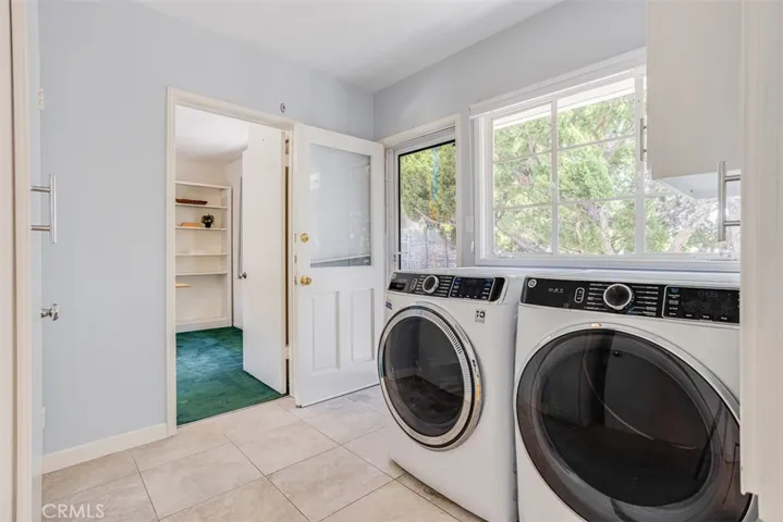 523 Meadows Dr., Glendale, California 91202