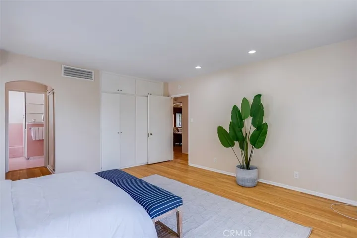 523 Meadows Dr., Glendale, California 91202