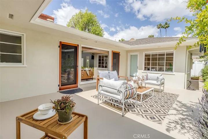 523 Meadows Dr., Glendale, California 91202
