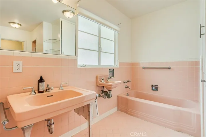 523 Meadows Dr., Glendale, California 91202