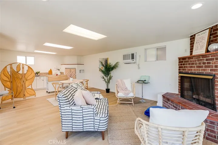 523 Meadows Dr., Glendale, California 91202