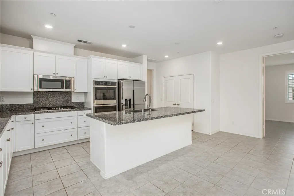 1004 Violet Court, Calimesa, California 92320 home-pic-12