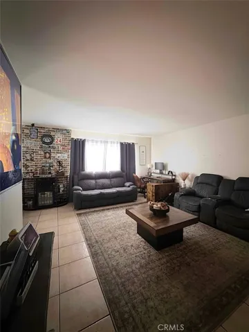 UNIT B, LIVING ROOM