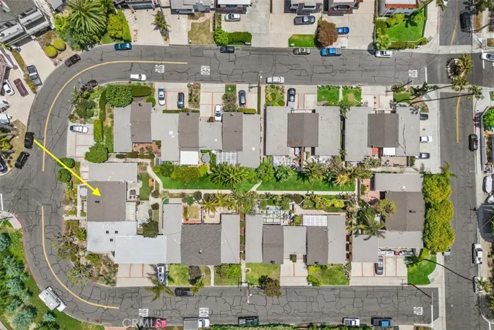Private green belt in the middle of the complex