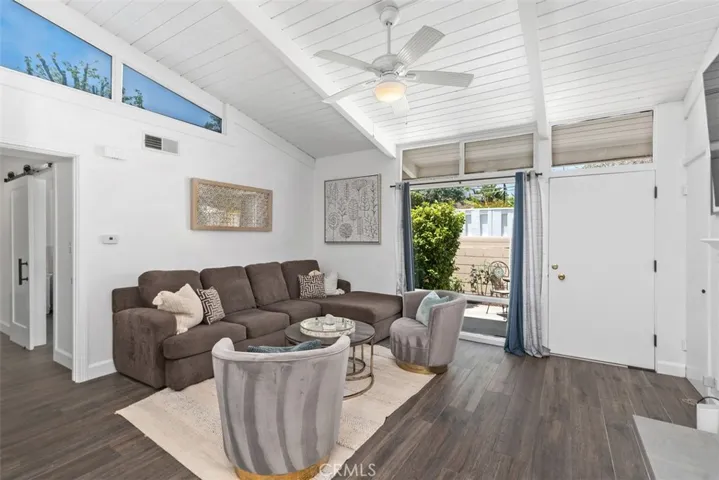 vaulted ceilings in the living room
