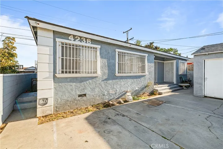 Back unit 4bedrooms 2baths