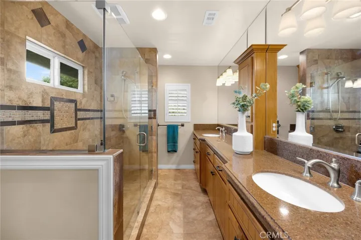 Primary en suite bathroom