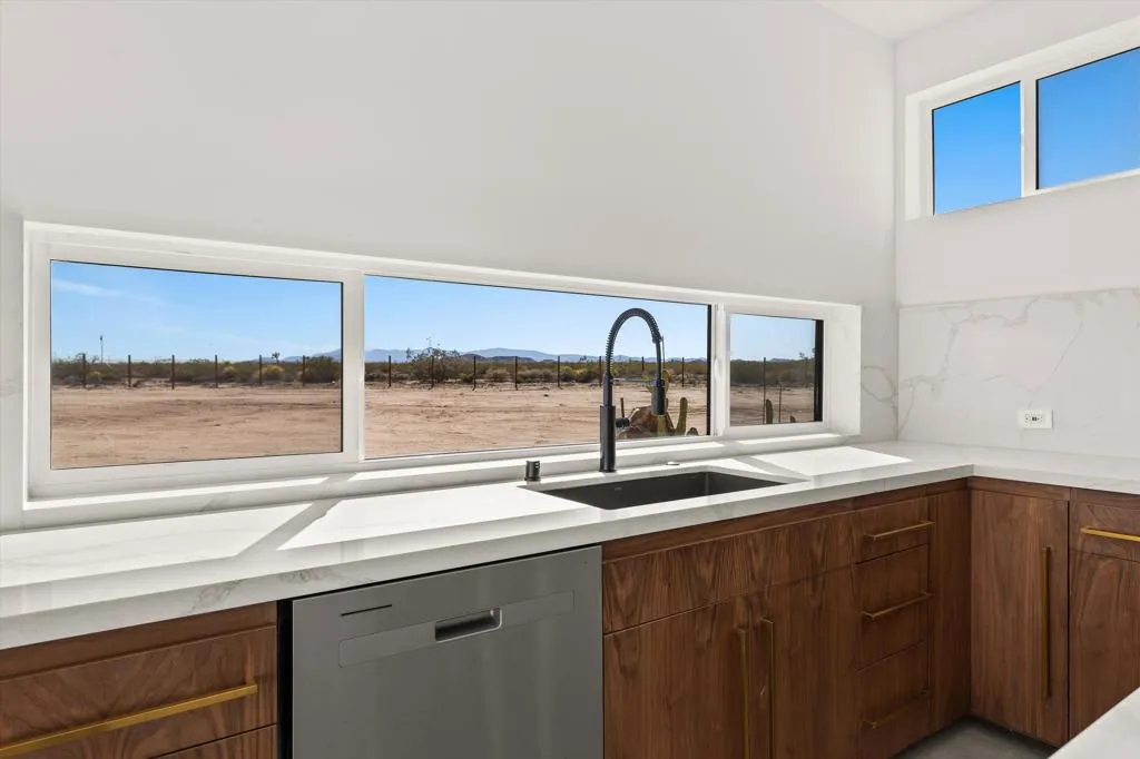 1925 Border Avenue, Joshua Tree, California 92252 home-pic-12