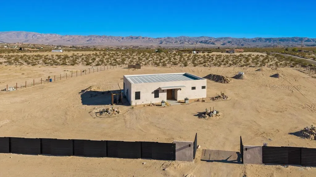 1925 Border Avenue, Joshua Tree, California 92252 home-pic-60