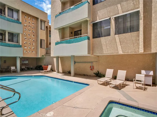 Courtyard view showcase in the pool spot and surrounding buildings