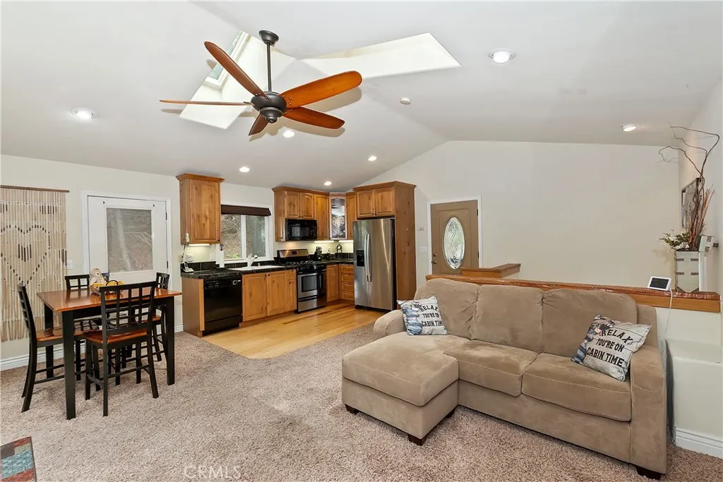 23776 Lakeview Drive, Crestline, California 92325 home-pic-9