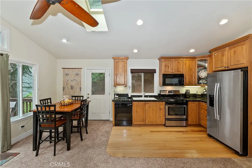 23776 Lakeview Drive, Crestline, California 92325 home-pic-8