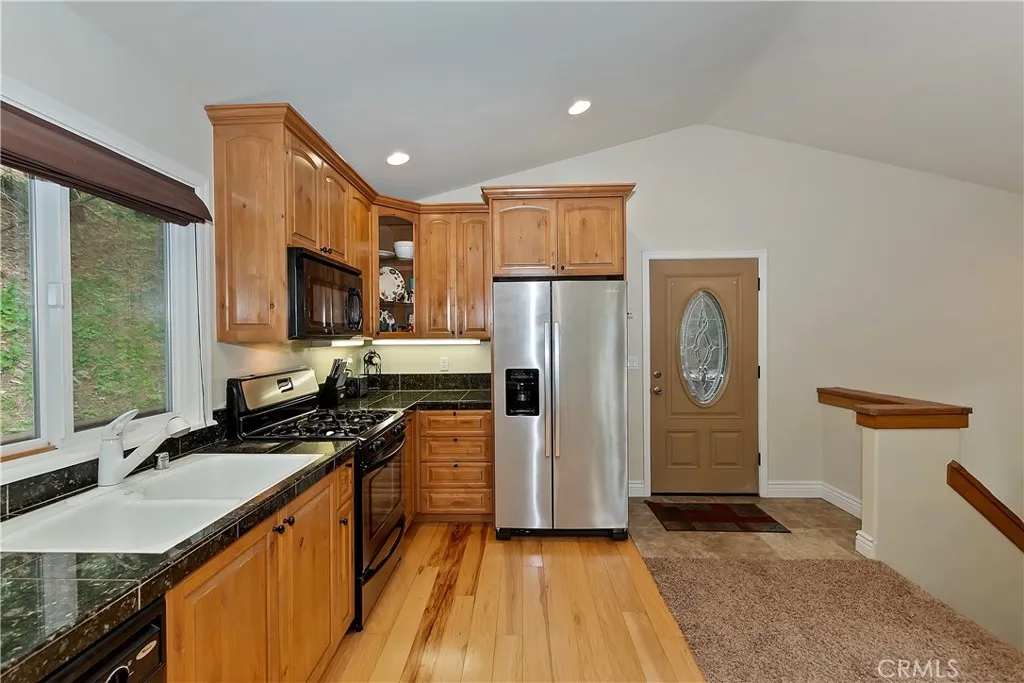 23776 Lakeview Drive, Crestline, California 92325 home-pic-21