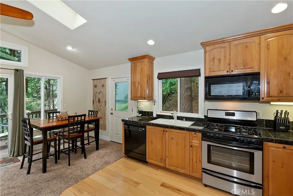 23776 Lakeview Drive, Crestline, California 92325 home-pic-18