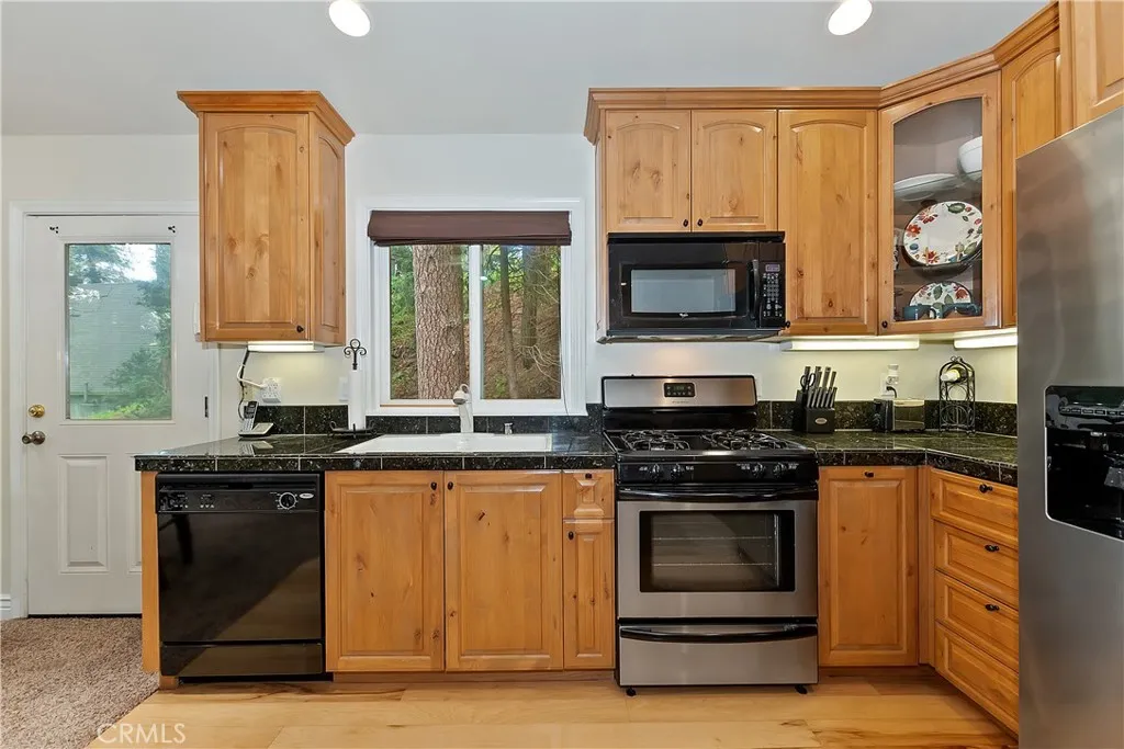 23776 Lakeview Drive, Crestline, California 92325 home-pic-19