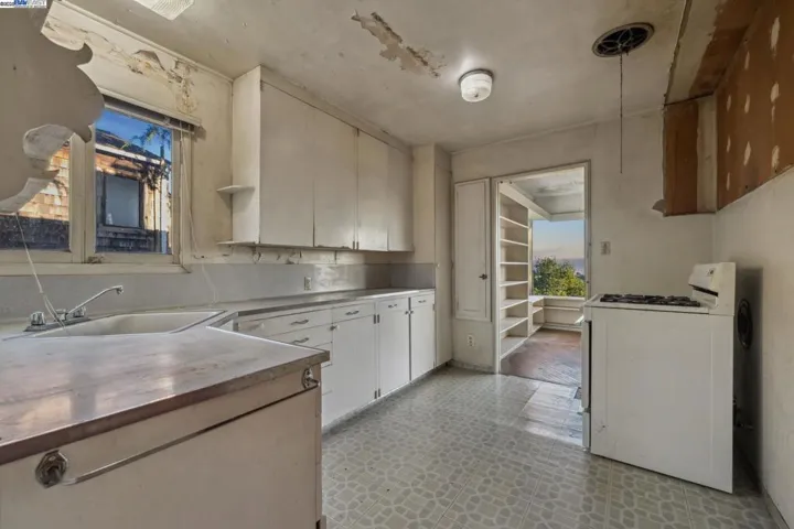 5915 Rincon Drive, Oakland, California 94611