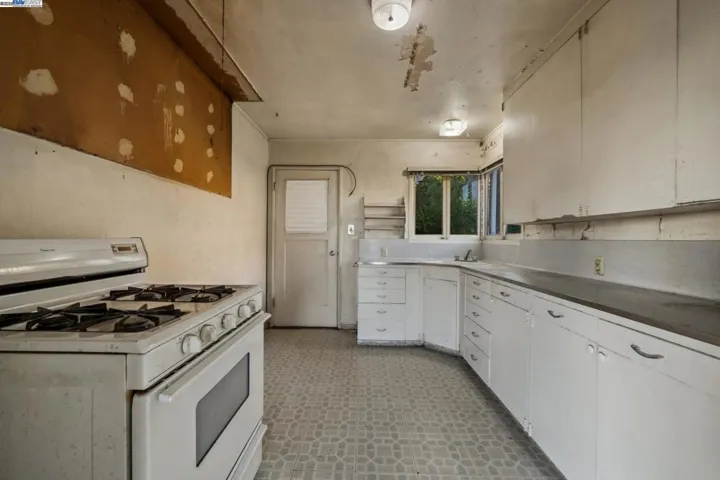 5915 Rincon Drive, Oakland, California 94611
