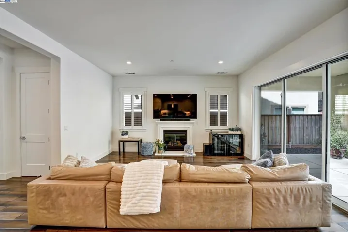 7179 Lembert Hills Dr, Dublin, California 94568