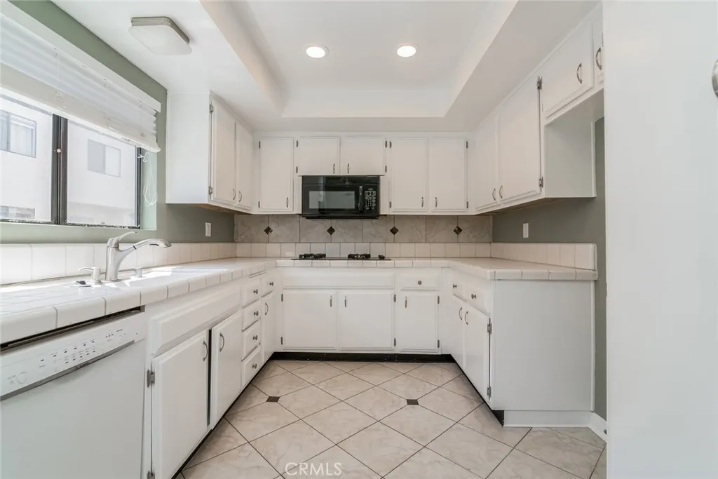 5711 Owensmouth Avenue 116, Woodland Hills, California 91367 home-pic-5