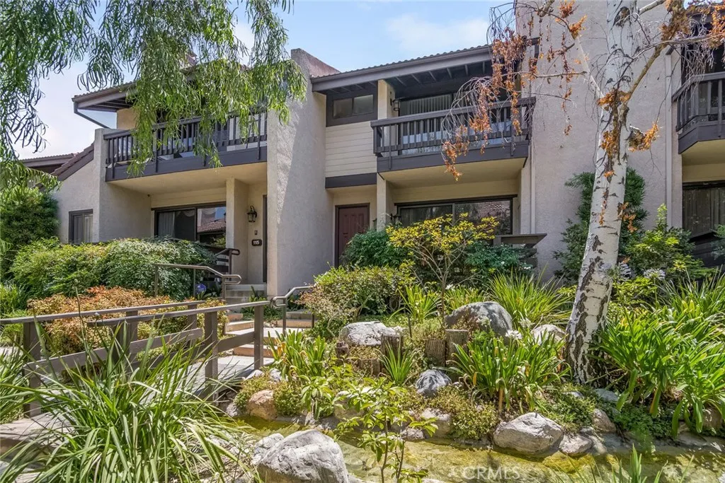 5711 Owensmouth Avenue 116, Woodland Hills, California 91367 home-pic-1