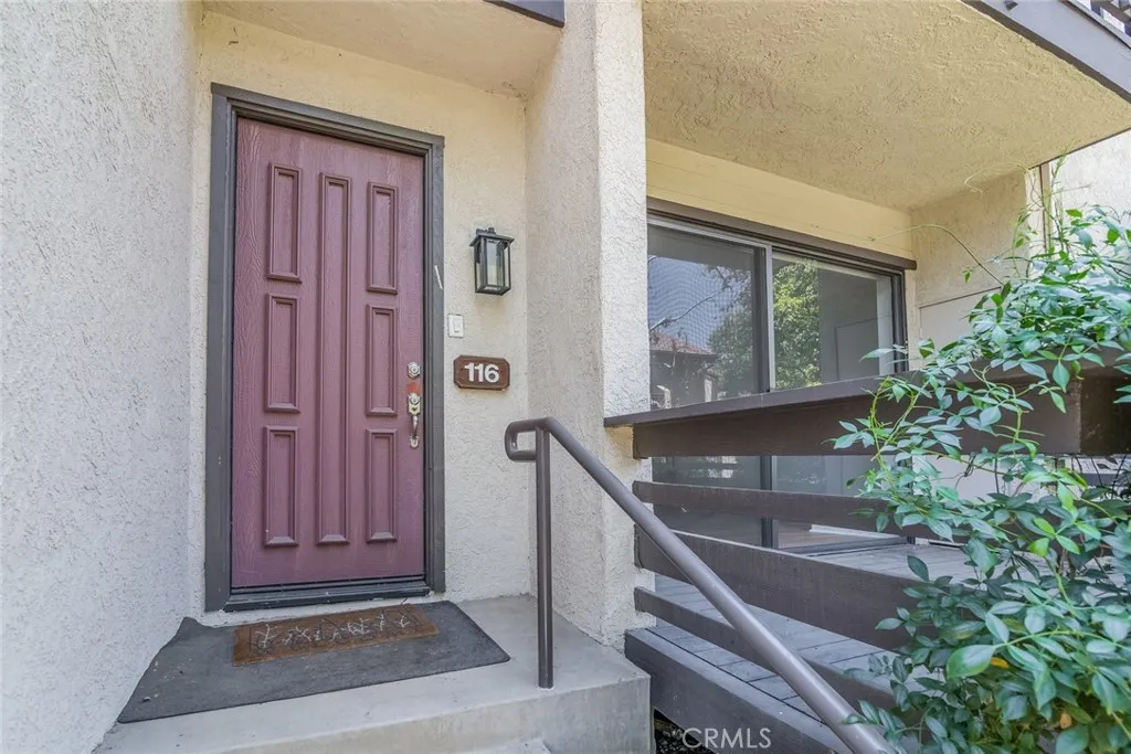 5711 Owensmouth Avenue 116, Woodland Hills, California 91367 home-pic-2