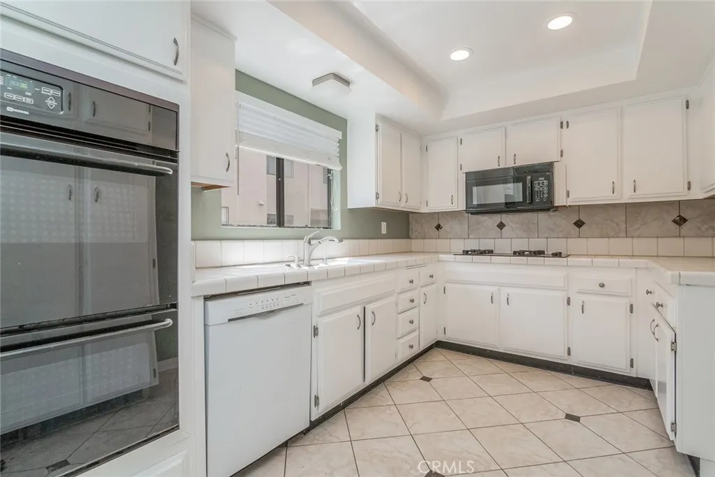 5711 Owensmouth Avenue 116, Woodland Hills, California 91367 home-pic-7