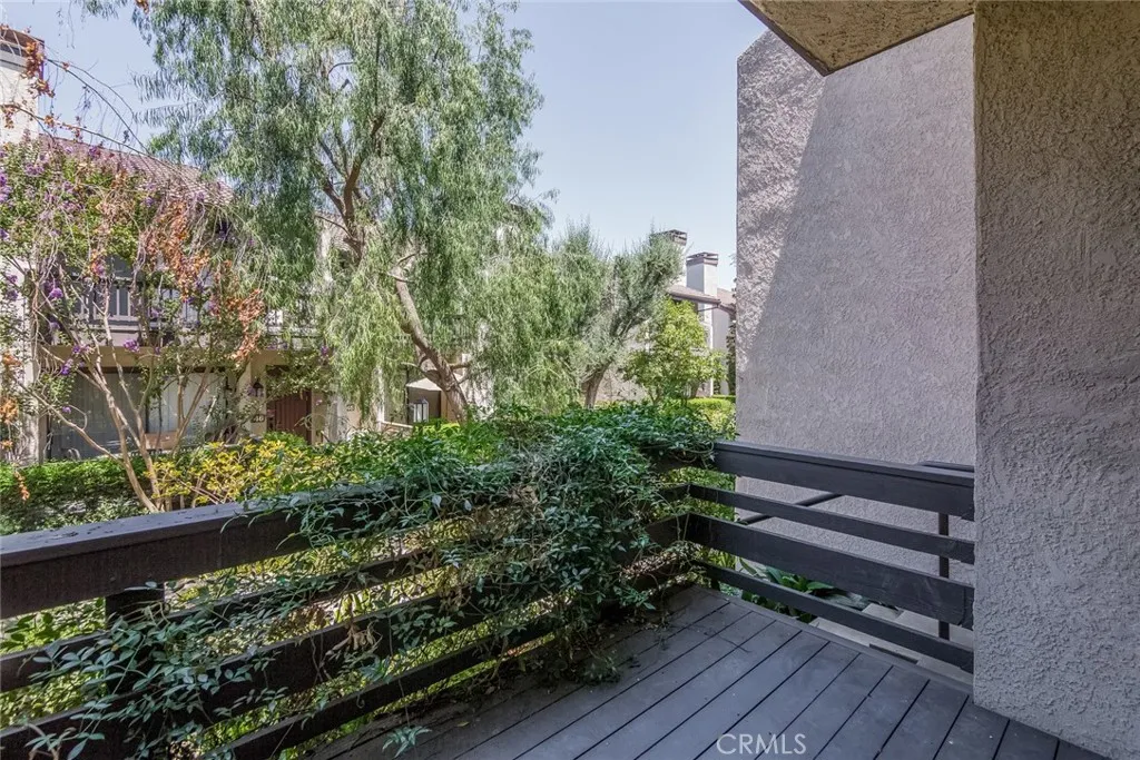 5711 Owensmouth Avenue 116, Woodland Hills, California 91367 home-pic-13