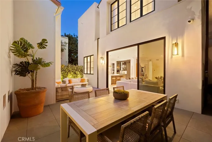 864 S Gretna Green Way, Los Angeles, California 90049