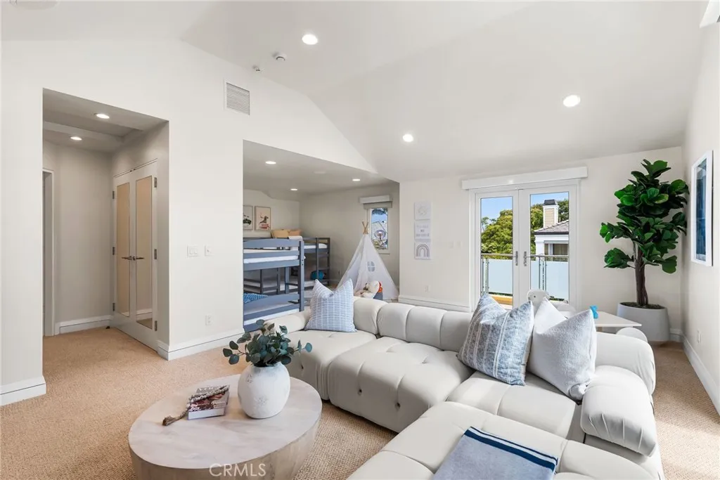 1554 E Oceanfront, Newport Beach, California 92661 home-pic-35