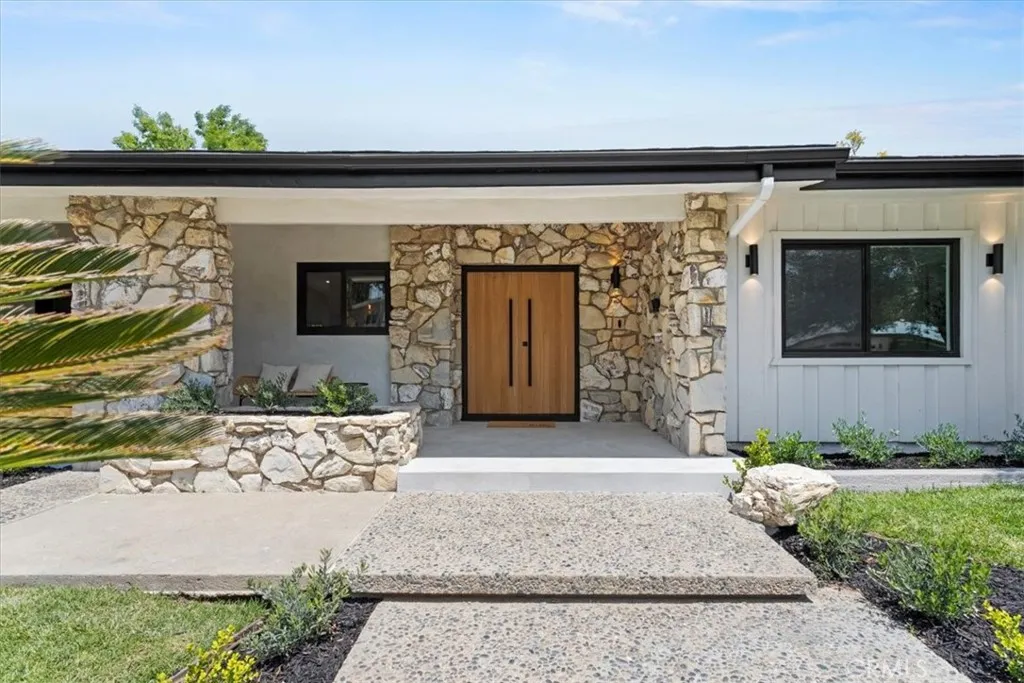 24211 Caris Street, Woodland Hills, California 91367 home-pic-2