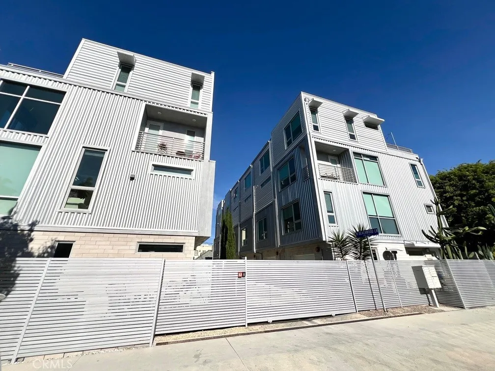 6016 W Beachwood Lane, Los Angeles, California 90038, 3 Bedrooms Bedrooms, ,5 BathroomsBathrooms,Residential Lease,For Rent,Beachwood,WS25105547