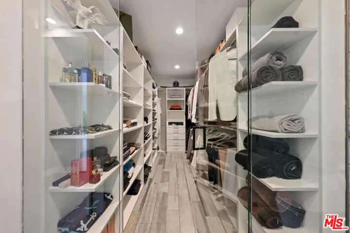 1318 N Beachwood Drive, Burbank, California 91506